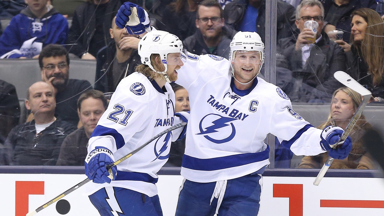 Steven Stamkos nets hat trick to lead Lightning past Maple Leafs
